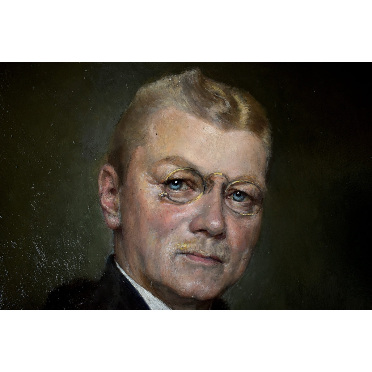 Detail view of formal attire and composition Ilda von Ernst-Lange 1932
